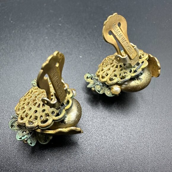 VINTAGE MIRIAM HASKELL GOLD PLATED FAUX PEARLS FLOWER CLIP ON EARRINGS - Picture 9 of 11